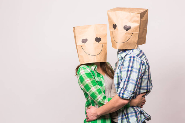 Valentin-nap koncepció - fiatal pár-val táskák felett fejek a fehér háttér, copyspace - Fotó, kép
