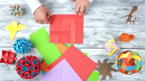 Origami projecten op witte houten achtergrond. - Video