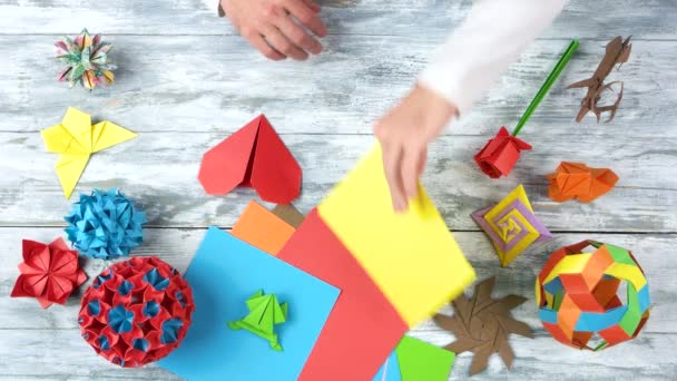 Man buigen papier te maken van origami. - Video