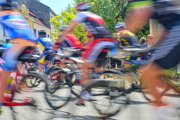 Sanat konusunda hava atan arka plan: Hareket Bulanıklığı şehir sokaklarında rekabet Bisiklet yarışçılar. Bisiklet Turu. Bulanık arka plan spor bisikletçiler ile - Fotoğraf, Görsel