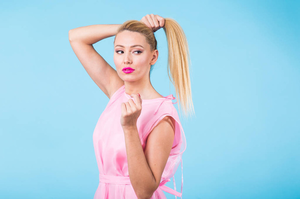 junge Frau Mode Lookbook Modell Studio Porträt auf blauem Hintergrund mit Copyspace - Foto, Bild