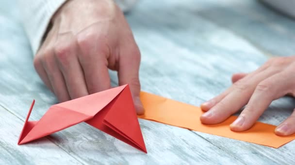 Close-up van man figuur origami vouwen. - Video