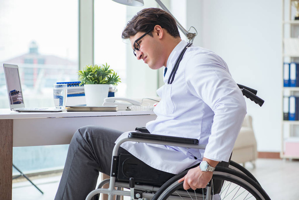 Behinderter Arzt im Rollstuhl arbeitet im Krankenhaus - Foto, Bild