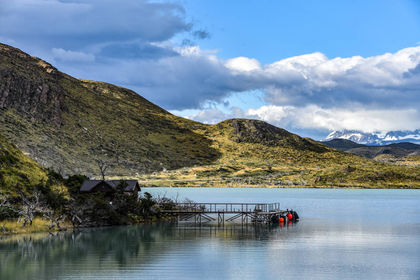Pudeto catamaran haven op Lake Pehoe, Torres del Paine, Patagonië, Chili - Foto, afbeelding