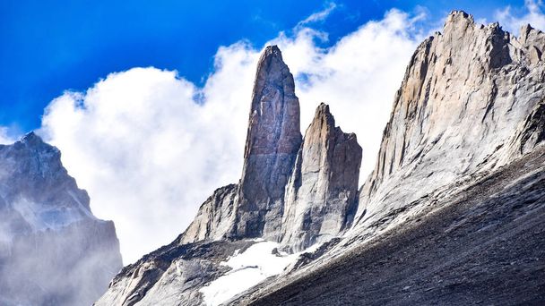 Драматические горные вершины национального парка Торрес-дель-Пайне, Патагония, Чили
 - Фото, изображение