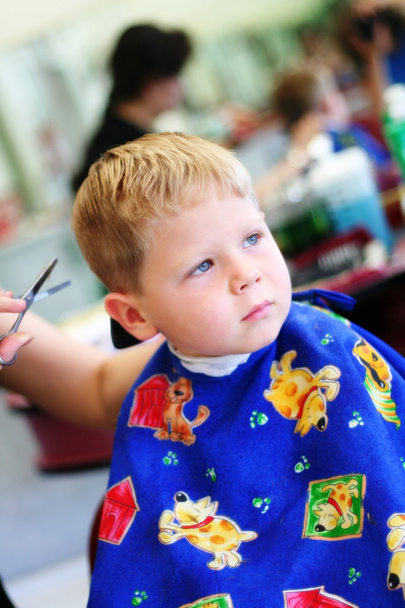 Kind beim Friseur - Foto, Bild