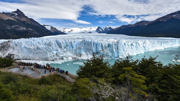パタゴニア、アルゼンチンのペリト ・ モレノ氷河の景色で観光客を取る - 写真・画像