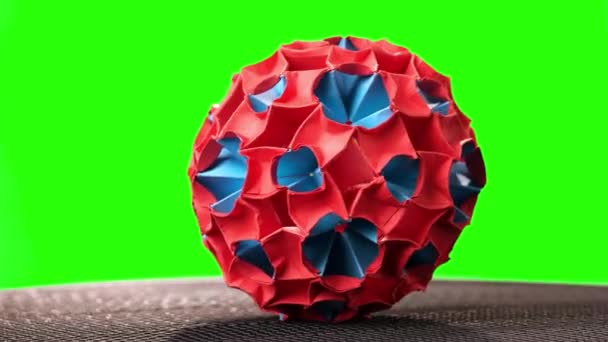 Yeşil ekran üzerinde yaratıcı origami topu. - Video, Çekim