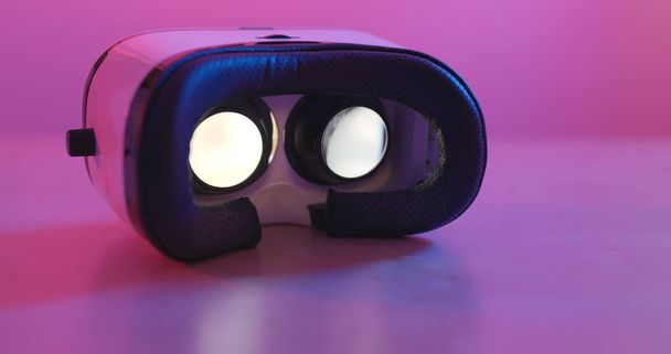 Dispositivo di realtà virtuale con video riprodotti all'interno con illuminazione fantascientifica
  - Foto, immagini