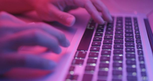 Kirjoittaminen kannettavan tietokoneen näppäimistö vaaleanpunainen valo
  - Valokuva, kuva