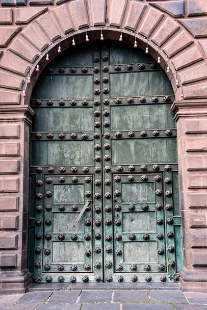 Szczegóły drzwi od zabytkowego Compania de la Iglesia w Cusco. Peru. - Zdjęcie, obraz