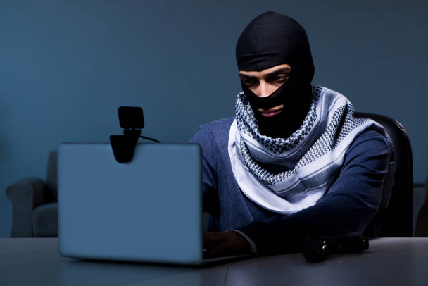 Хакер в балаклавській масці злом комп'ютера
 - Фото, зображення
