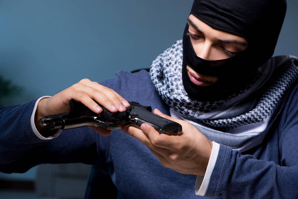 銃を持ったテロリストの強盗が身代金を要求した - 写真・画像