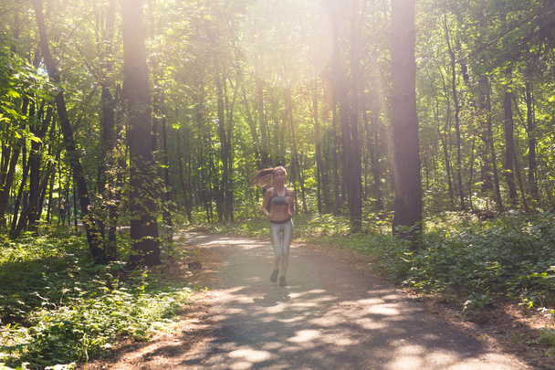 zdravého životního stylu mladých fitness žena běží venku - Fotografie, Obrázek