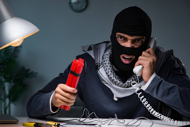 Террорист готовит динамитовую бомбу - Фото, изображение
