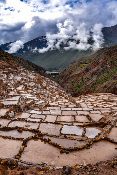 Salinas de Maras, door de mens veroorzaakte zoutmijnen in de Heilige vallei in de buurt van Cusco, Peru - Foto, afbeelding