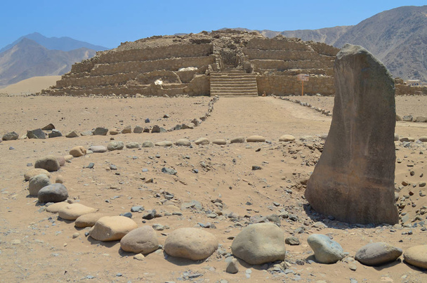 Caral, patrimonio de la humanidad de la UNESCO y la ciudad más antigua de las Américas. Situado en el valle de Supe, a 200 km al norte de Lima, Perú
 - Foto, imagen