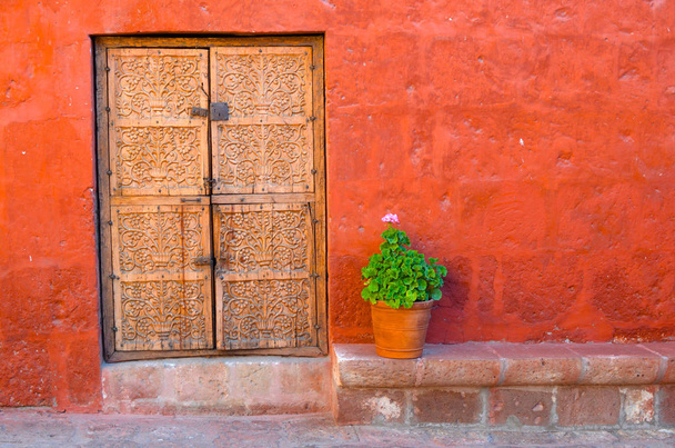 Paredes e portais pintados no mosteiro de Santa Catalina, Arequipa, Peru
 - Foto, Imagem