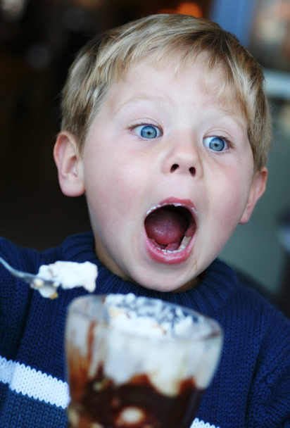 mały chłopiec jedzący lody - Zdjęcie, obraz