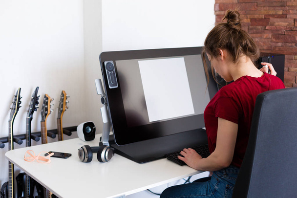 женщина работает за компьютером - Фото, изображение