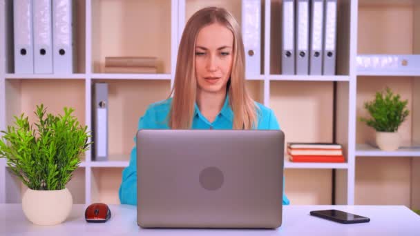 επιτυχημένος επιχειρηματίας κουβεντιάζοντας κοιτάζοντας οθόνη υπολογιστή - Πλάνα, βίντεο