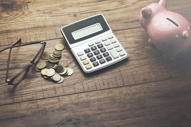 piggy bank, calculator and money on table - Foto, Imagen