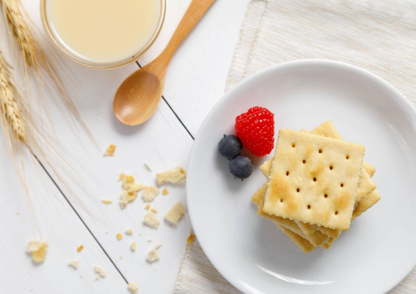 krekry s kondenzovaným mlékem a ovocem, snídaně - Fotografie, Obrázek