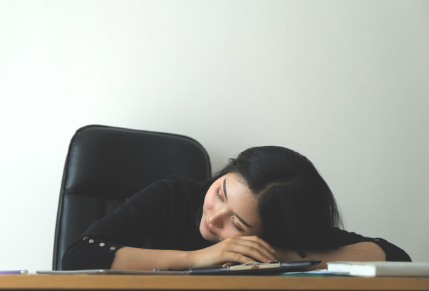 Bürofrau schläft über ihrer Arbeit auf Büroschreibtisch - Foto, Bild