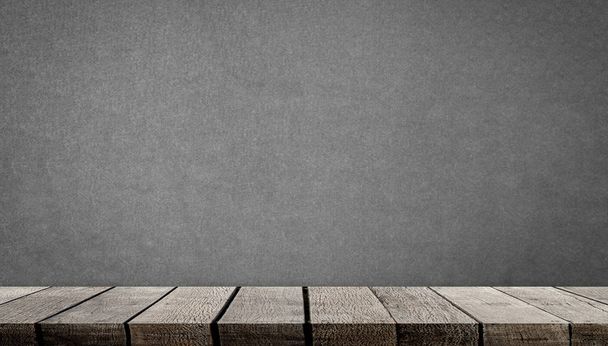 Порожня дерев'яна полиця на сірій цементній стіні
 - Фото, зображення