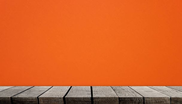 leere Holztheke mit orangefarbenem Hintergrund - Foto, Bild