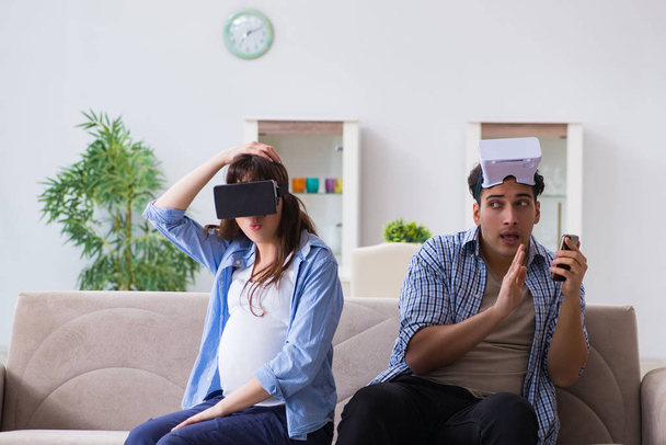Young couple trying virtual reality glasses goggles - Foto, imagen