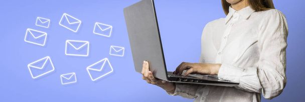 Mädchen mit Laptop und vielen fliegenden E-Mails auf hellblauem Hintergrund - Foto, Bild
