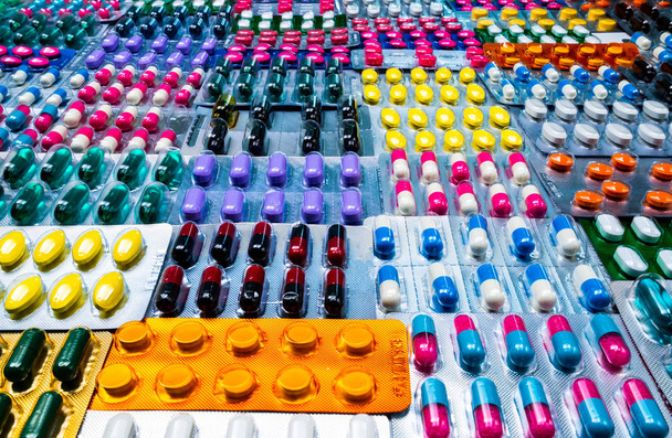 Värikäs tabletteja ja kapseleita pilleri läpipainopakkauksessa järjestetty kaunis kuvio. Lääketeollisuuden konsepti. Apteekkiapteekki. Antibioottiresistenssi ja lääkkeiden kohtuullinen käyttö
 - Valokuva, kuva