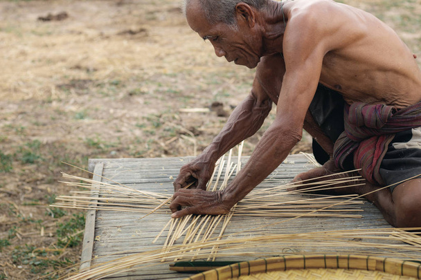Os homens asiáticos estão tecendo cestas
. - Foto, Imagem