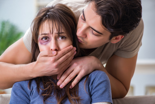 Epätoivoinen vaimo aggressiivinen aviomies perheväkivalta conc - Valokuva, kuva