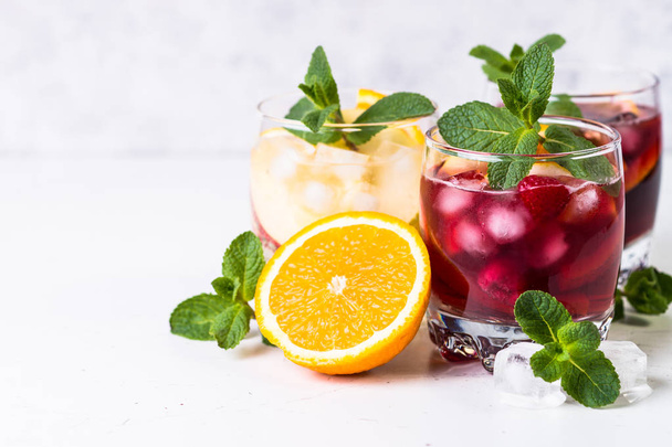 White, pink and red sangria with fruit, ice and mint. - Foto, imagen