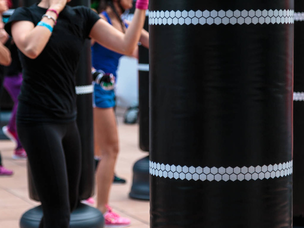 Close-up van zwarte bokszak: Fitness en boksen Workout in de sportschool - Foto, afbeelding