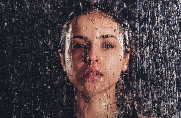 Nainen suihkussa
 - Valokuva, kuva