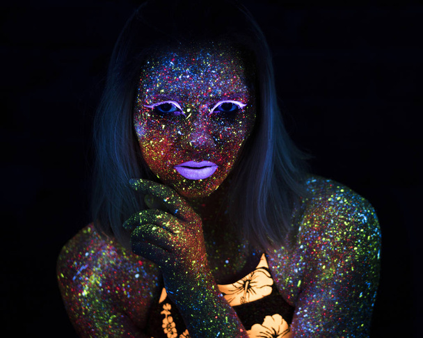 Portret kobiety piękne moda w świetle Uf Neon. Model Dziewczyna z fluorescencyjny kreatywnych makijaż psychodeliczny, sztuki projektowania modelu kobiece tancerz Disco w Uv - Zdjęcie, obraz