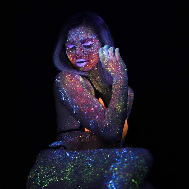 Ritratto di Bella Donna di Moda in Luce al Neon UF. Modello Ragazza con Fluorescente Creativo Trucco Psichedelico, Art Design della Danzatrice di Discoteca Femminile Modello in UV
 - Foto, immagini