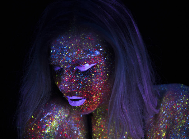 Portrait of Beautiful Fashion Woman in Neon UF Light. Model Girl with Fluorescent Creative Psychedelic MakeUp, Art Design of Female Disco Dancer Model in UV - Zdjęcie, obraz