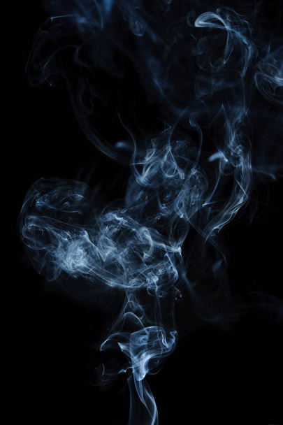 Mouvement abstrait de fumée blanche tourbillonnante sur noir. Fumée fantaisie
 - Photo, image