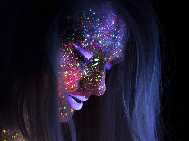 Retrato de hermosa mujer de moda en luz de neón UF. Chica Modelo con Maquillaje Psicodélico Creativo Fluorescente, Diseño de Arte del Modelo de Bailarina de Disco Femenino en UV
 - Foto, imagen