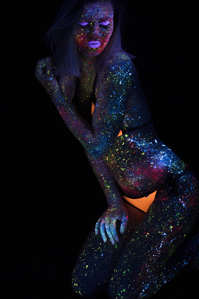 Portrét krásné módní ženy v Uf zářivky. Model dívka s fluorescenční kreativní psychedelické make-up, výtvarné řešení ženské diskař modelu v Uv - Fotografie, Obrázek