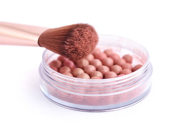 Косметические шарики порошок и кисть макияжа, изолированные на белом фоне - Фото, изображение