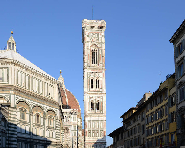 Вид на Флоренцию с собором, колокольню Джотто и баптистерий
 - Фото, изображение