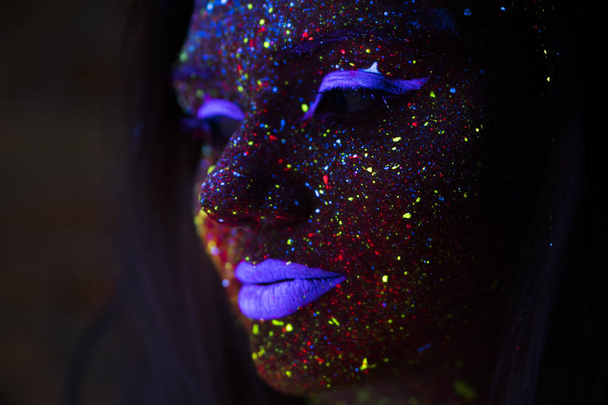 Portrait of Beautiful Fashion Woman in Neon UF Light. Model Girl with Fluorescent Creative Psychedelic MakeUp, Art Design of Female Disco Dancer Model in UV - Foto, Imagem