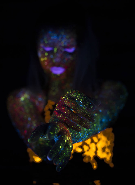 Retrato de Mulher Moda Bonita em Neon UF Luz. Menina modelo com maquiagem psicodélica criativa fluorescente, design de arte do modelo de dançarina de disco feminino em UV
 - Foto, Imagem