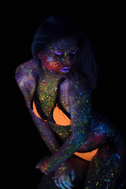 Portrait of Beautiful Fashion Woman in Neon UF Light. Model Girl with Fluorescent Creative Psychedelic MakeUp, Art Design of Female Disco Dancer Model in UV - Foto, imagen