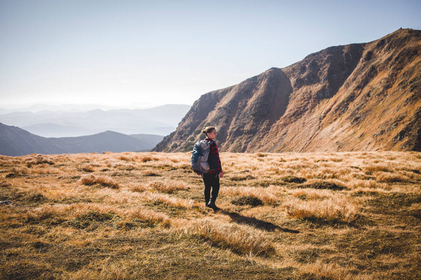 Chica caminando en las montañas Cárpatos
 - Foto, imagen